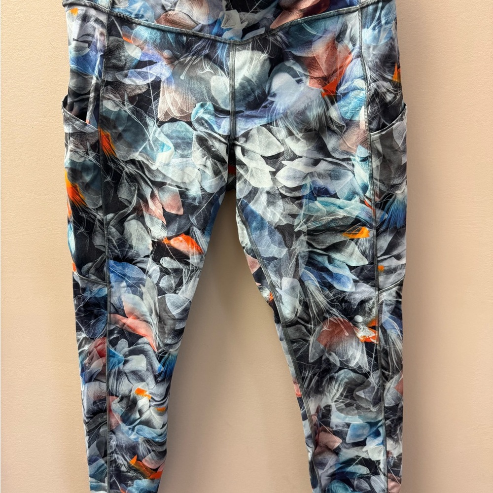Lululemon Floral Patterned women’s capri Leggings size 12